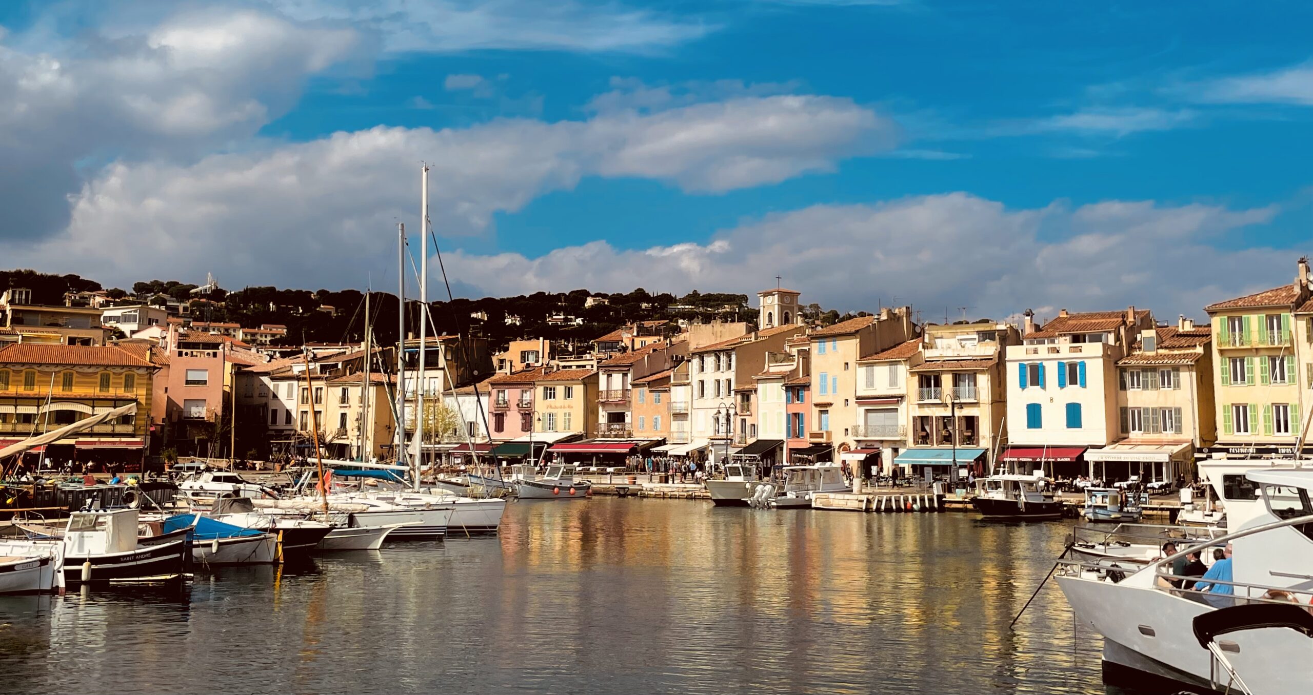 Cassis, charmant village au Pays des Calanques/www.aufildeslieux.fr/ Le port de Cassis © Photo Elsa HIBBS
