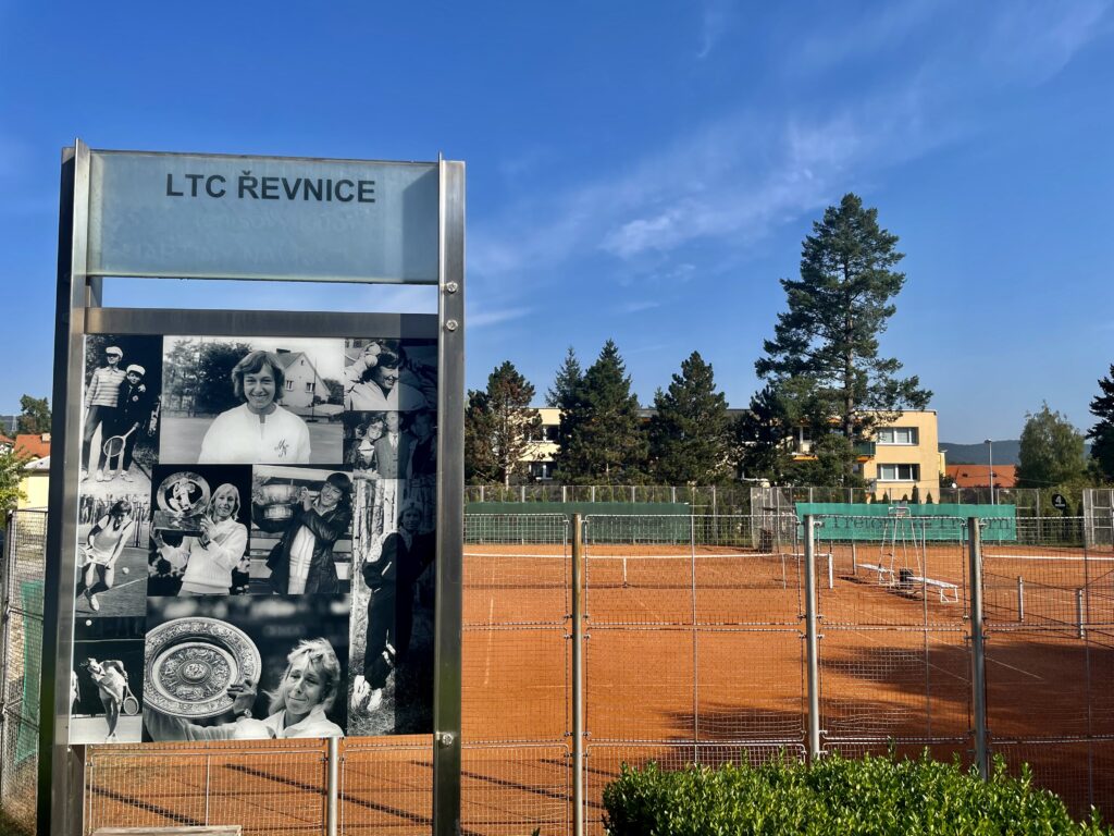  Les secrets de la bière tchèque/www.aufildeslieux.fr/ Club de tennis de Martina Navratilova à Řevnice- Photo © K.HIBBS