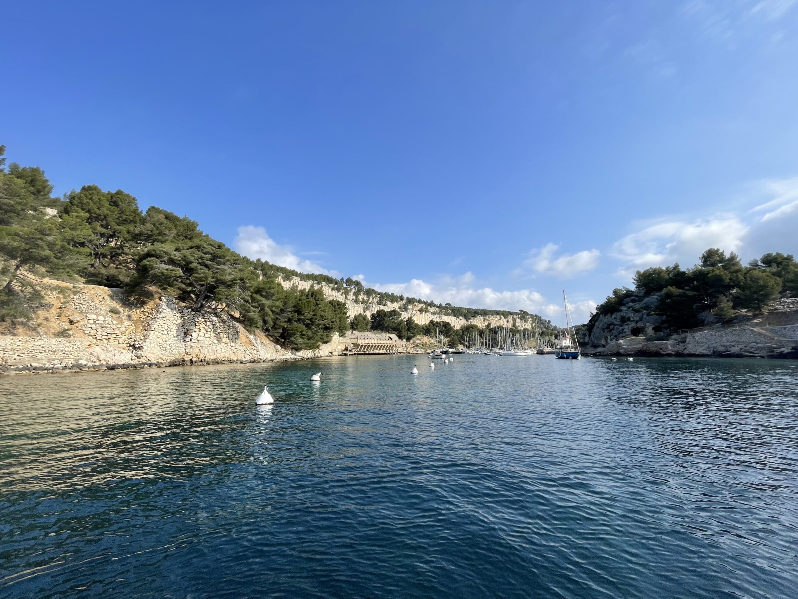  Cassis, charmant village au Pays des Calanques/www.aufildeslieux.fr/ Vue sur calanque depuis une promenade en mer © Photo Elsa Hibbs