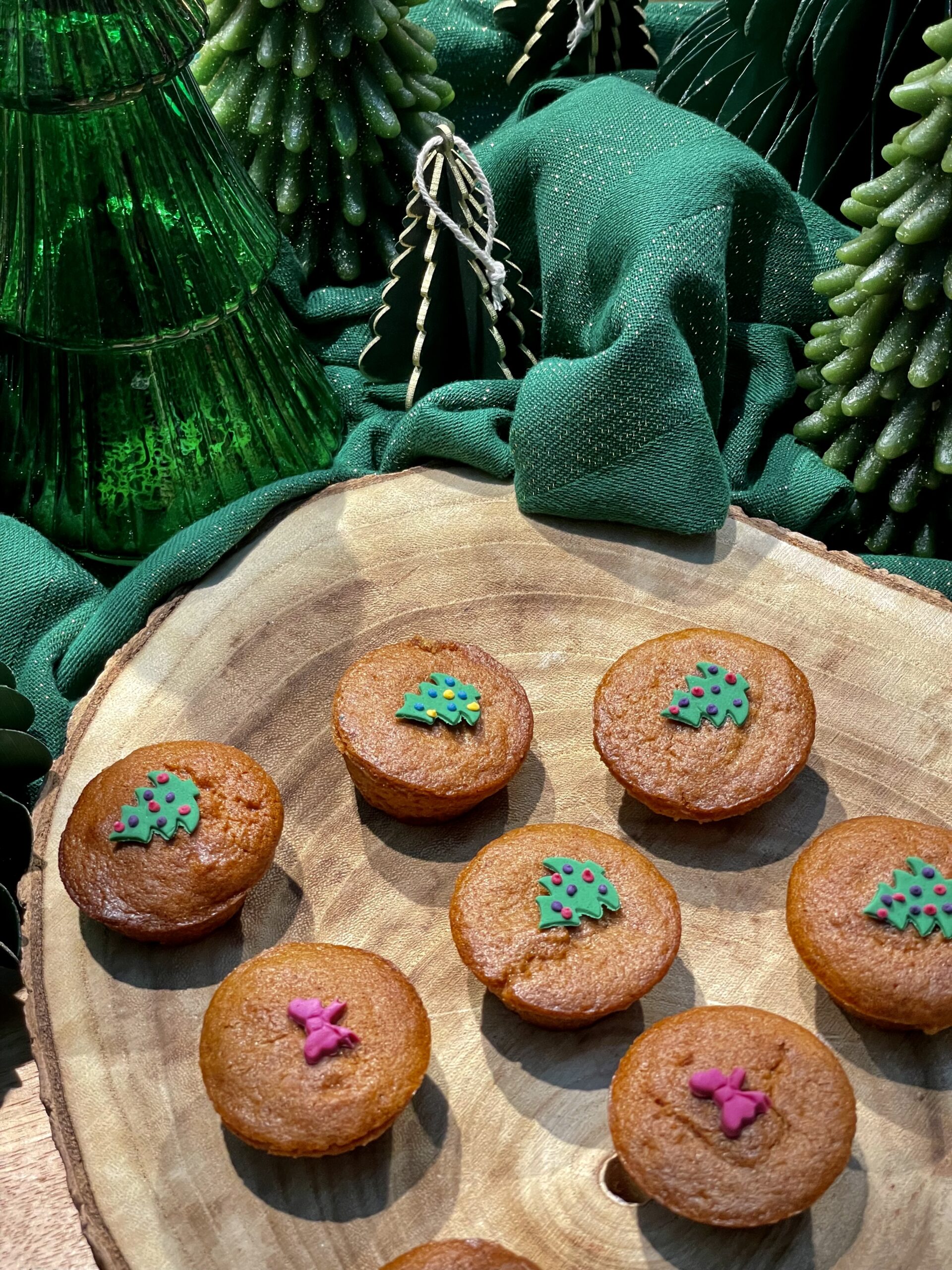  Les Tables de Fêtes de Maisons du Monde/www.aufildeslieux.fr/Cupcakes de Noël réalisés par Studio Candy- Photo© K.HIBBS