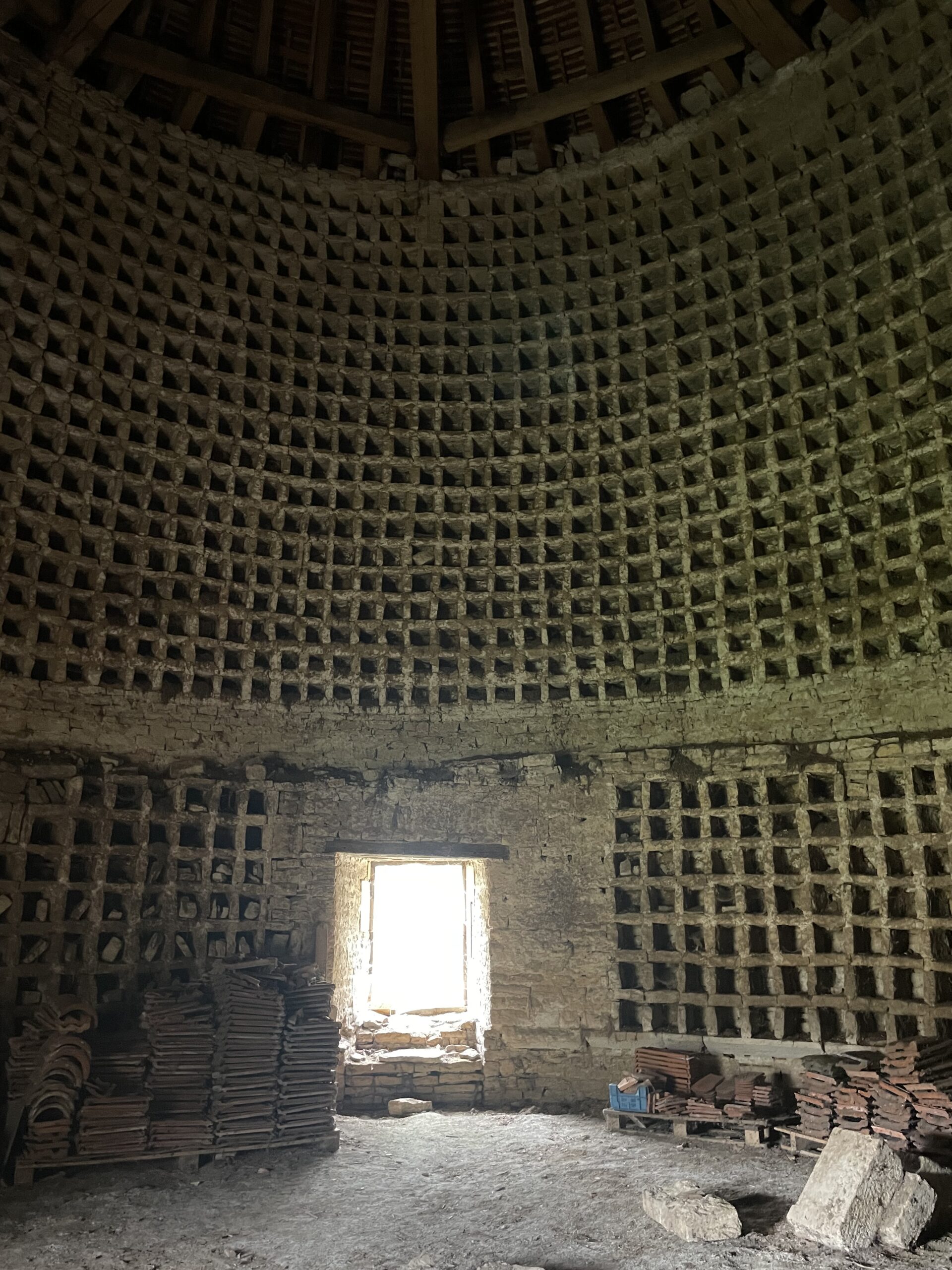  Une chasse aux truffes en Haute-Marne/www.aufildeslieux.fr/ Pigeonnier du 17è siècle et ses 3000 boulins ©K.HIBBS