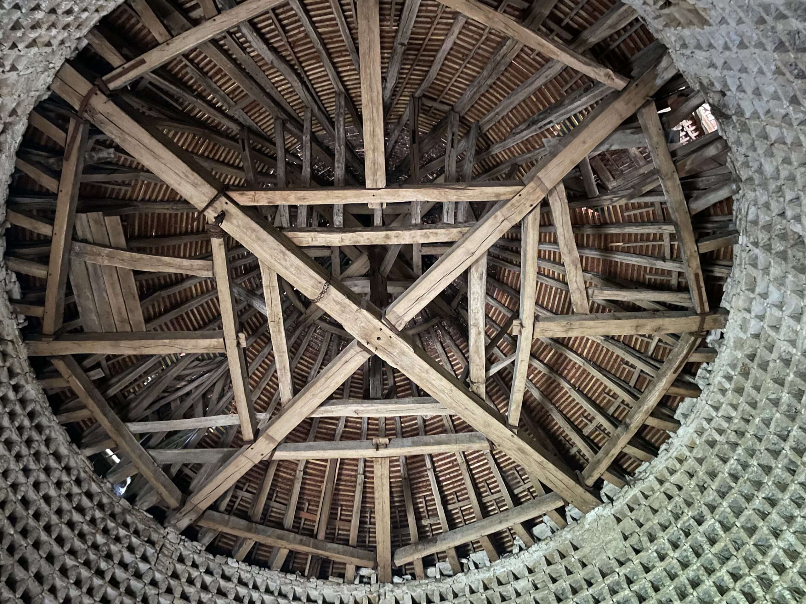  Une chasse aux truffes en Haute-Marne/www.aufildeslieux.fr/ Charpente de l'ancien pigeonnier de Châteauvillain © K.HIBBS