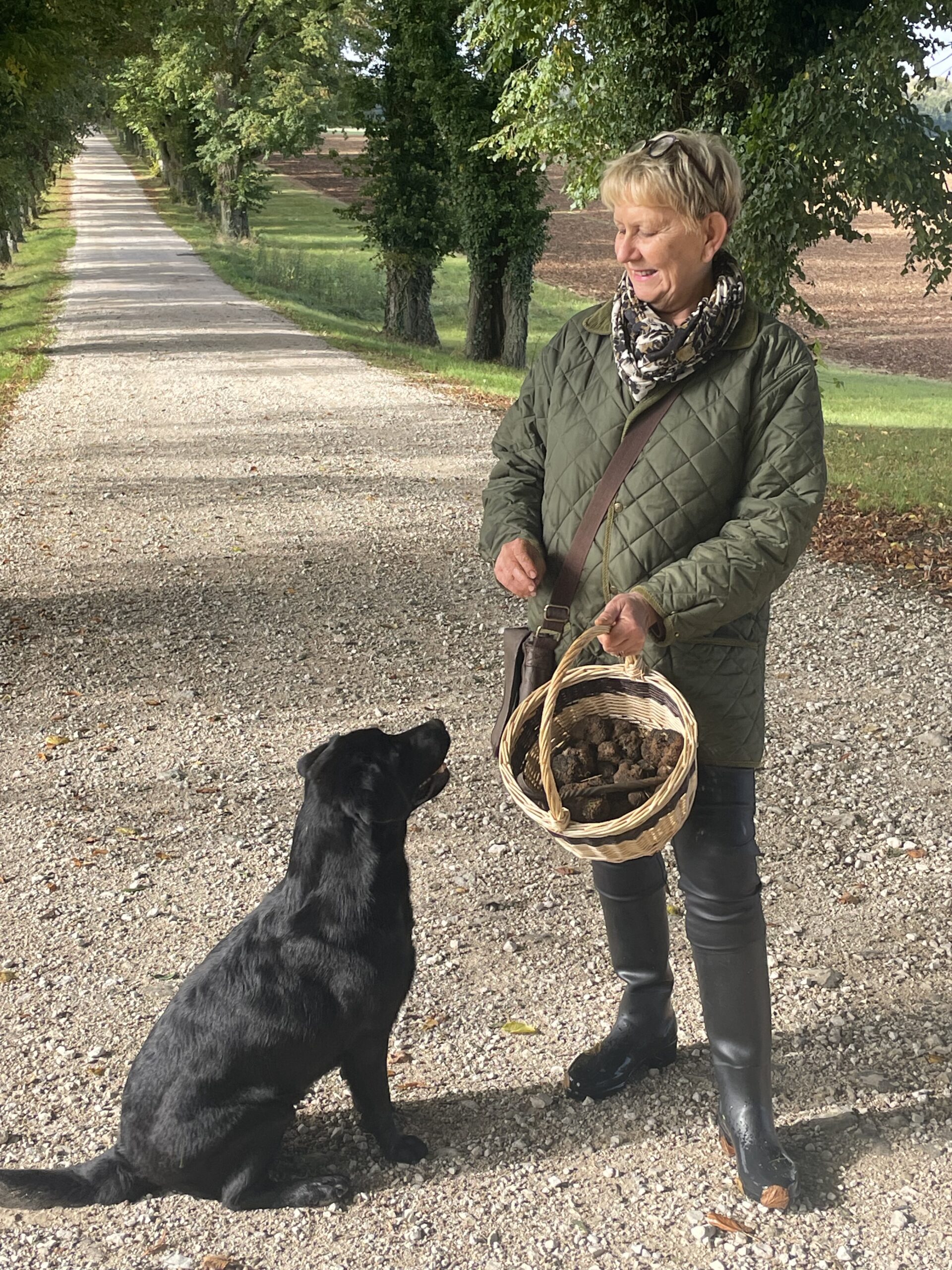 Une chasse aux truffes en Haute-Marne/www.aufildeslieux.fr/ Isabelle Devilliers et son chien Orka - Photo © K.HIBBS