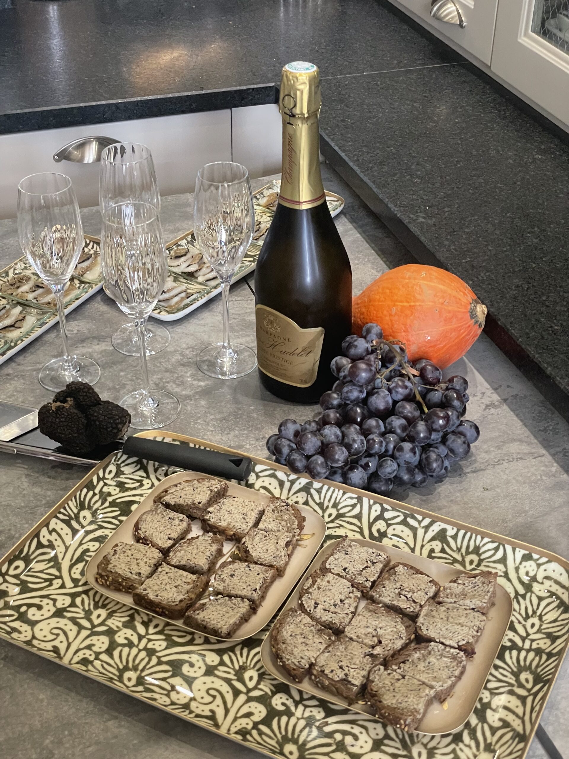  Une chasse aux truffes en Haute-Marne/www.aufildeslieux.fr/ Mise en bouche aux truffes avec champagne de Haute-Marne - Photo © K.HIBBS