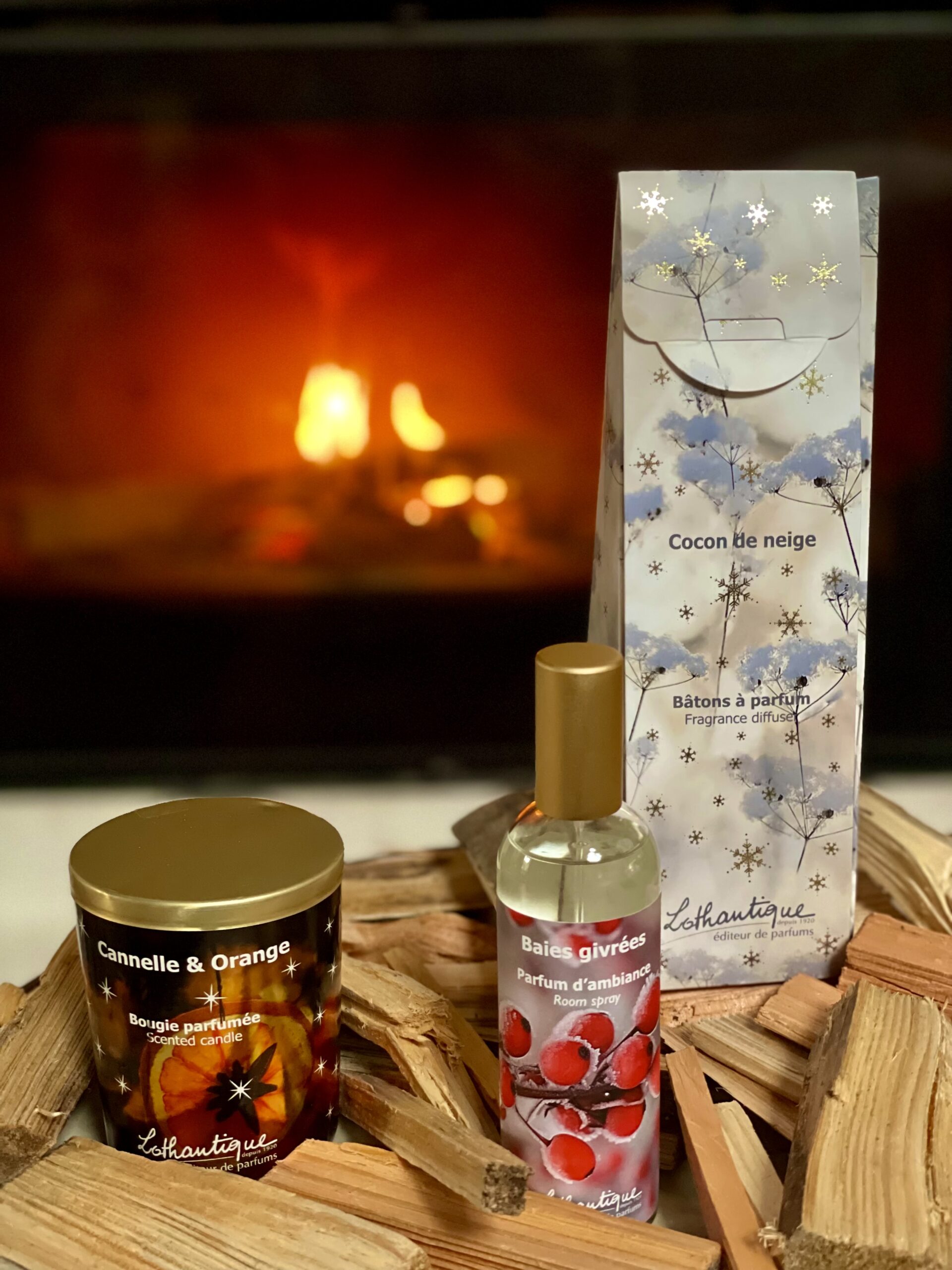 Parenthèse enchantée chez Lothantique/www.aufildeslieux.fr/ Gamme Cocon de neige(bâtonnets) , Cannelle & Orange( bougie parfumée) et Baies Givrées ( parfum d'ambiance) - Photo © K.HIBBS