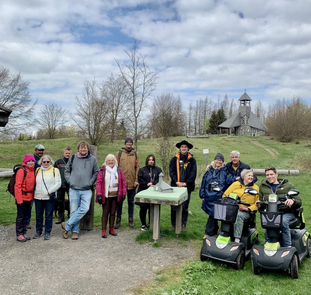 Le parc national de Kellerwald-Edersee/www.aufildeslieux.fr/Notre groupe de journalistes photographié avec un ranger du parc devant la Quernskapelle © DR