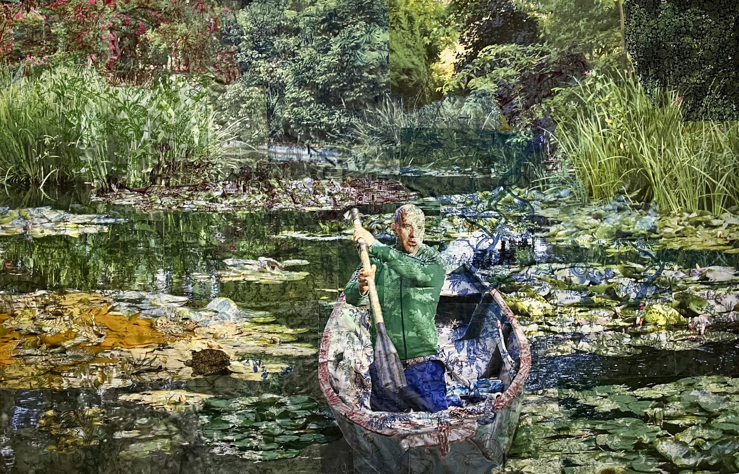  Une invitation dans l'univers de Tim Hailand/www.aufildslieux.fr/Autoportrait sur l’étang des Nymphéas de Monet (sur Toile de Jouy et assemblage de toiles imprimées). 2025 Impressions uniques à jet d’encre sur tissu imprimé, fil. Collection de Tim Hailand © Photo K.HIBBS