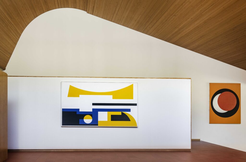 La Maison Louis Carré/www.aufildeslieux.fr /Exposition Geneviève Claisse dans le hall d'entrée de la Maison Carré. LOUISCARRE_CLAISSE©Lucie Jean 