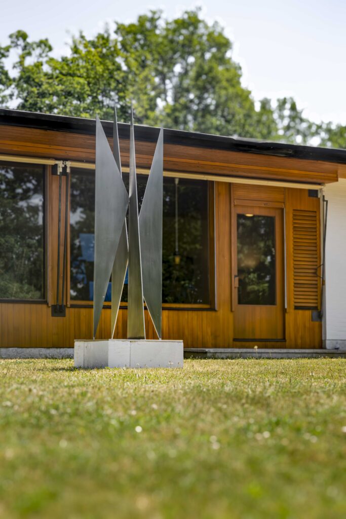 La Maison Louis Carré/www.aufildeslieux.fr/Sculpture de Geneviève Claisse- LOUISCARRE_CLAISSE©Lucie Jean