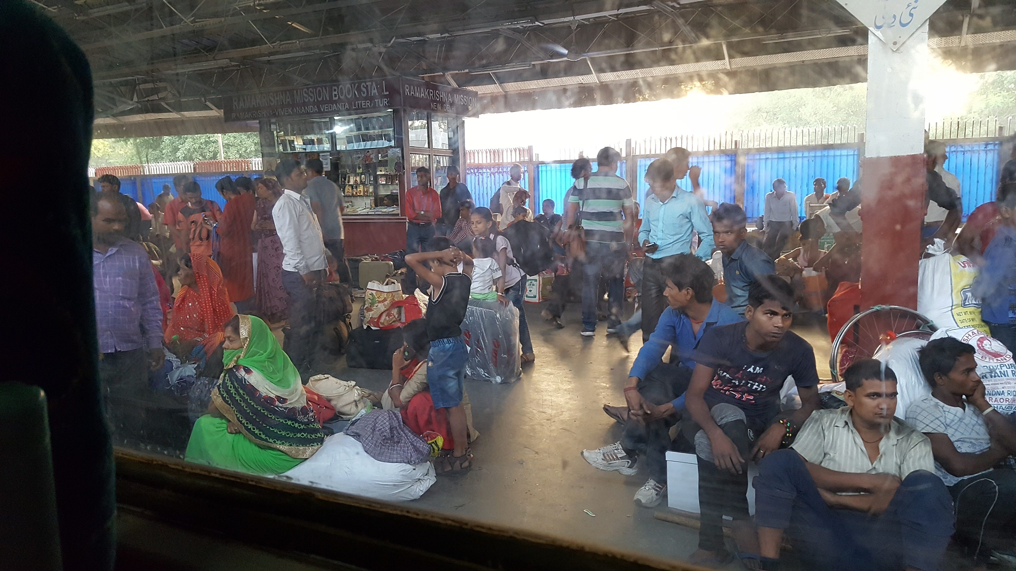  Voyage en Inde du Nord/ aufildeslieux.fr/ La gare de New Delhi©K.Hibbs