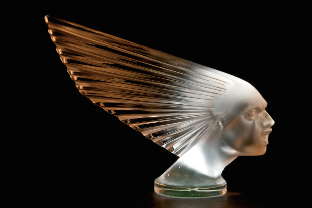 Lalique et l'Art du voyage:aufildeslieux.fr:bouchon de radiateur Victoire©Andy Small