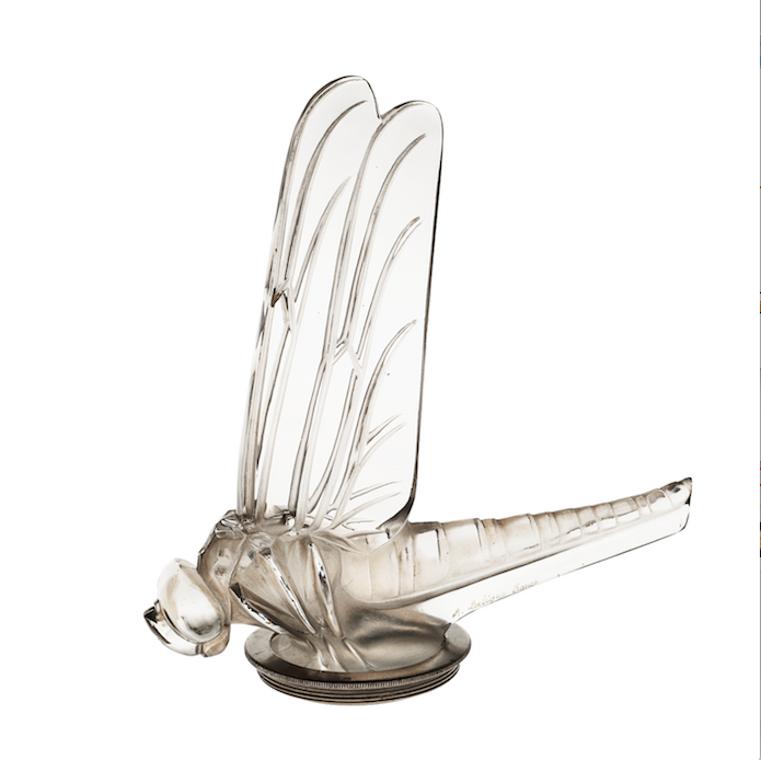 Lalique et l'art du voyage:aufildeslieux.fr:bouchon de radiateur grande libellule de lalique©DR