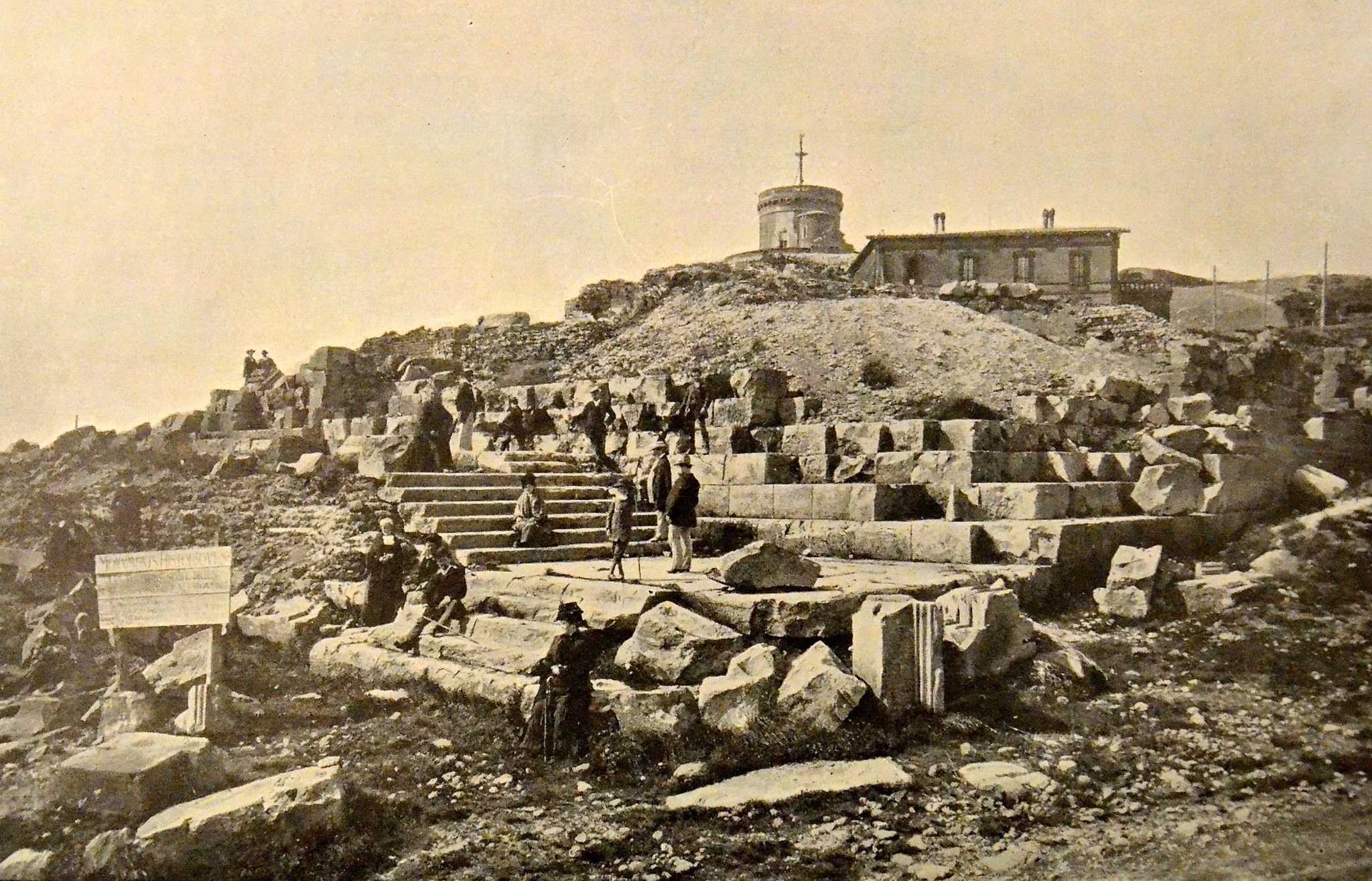 Clermont-Ferrand, entre volcans et patrimoine historique-www.aufildeslieux.fr/Lamiot, Public domain, via Wikimedia Commons©Temple_de_Mercure,_Observatoire_du_Puy-de-Dôme Vers1900.jpg