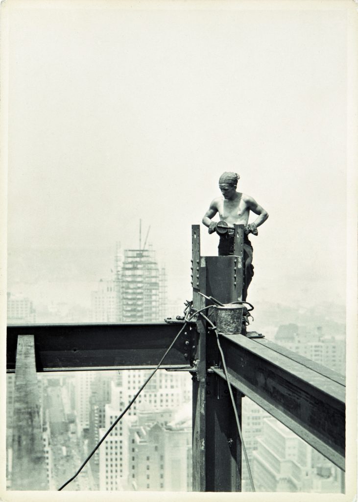  La beauté des lignes/aufildeslieux.fr/ On the hoist,Empire state building,1931 ©Lewis Hine