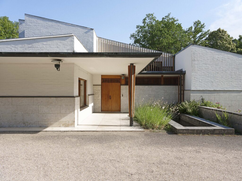 La Maison Louis Carré/www.aufildeslieux.fr/Entrée principale de la maison-MLC 3 © Frederik Vercruysse