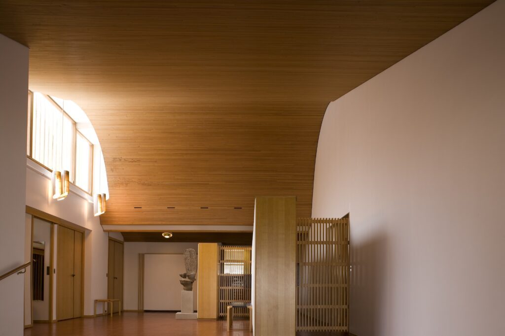 La Maison Louis Carré/www.aufildeslieux.fr/Hall d'entrée et plafond en lamellé collé -MLC 4 ©Luxproductions.