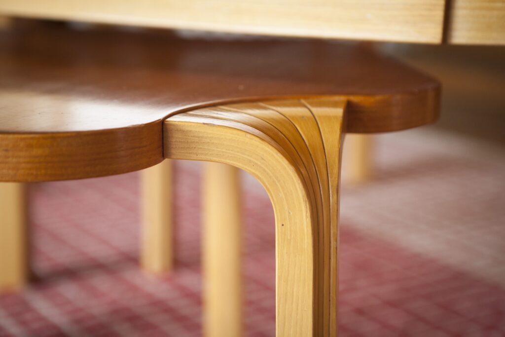 La Maison Louis Carré/www.aufildeslieux.fr/ Détail de la table X- MLC table X © kaminoto.