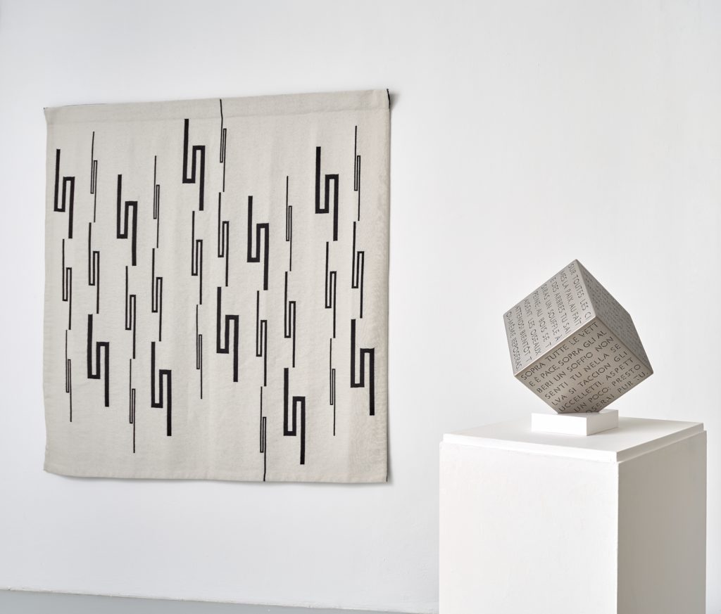 Vera Molnar à l'Espace de l'Art Concret/aufildeslieux.fr/ 30 lignes brisées, 2020, laine tissée,galerie 8+4