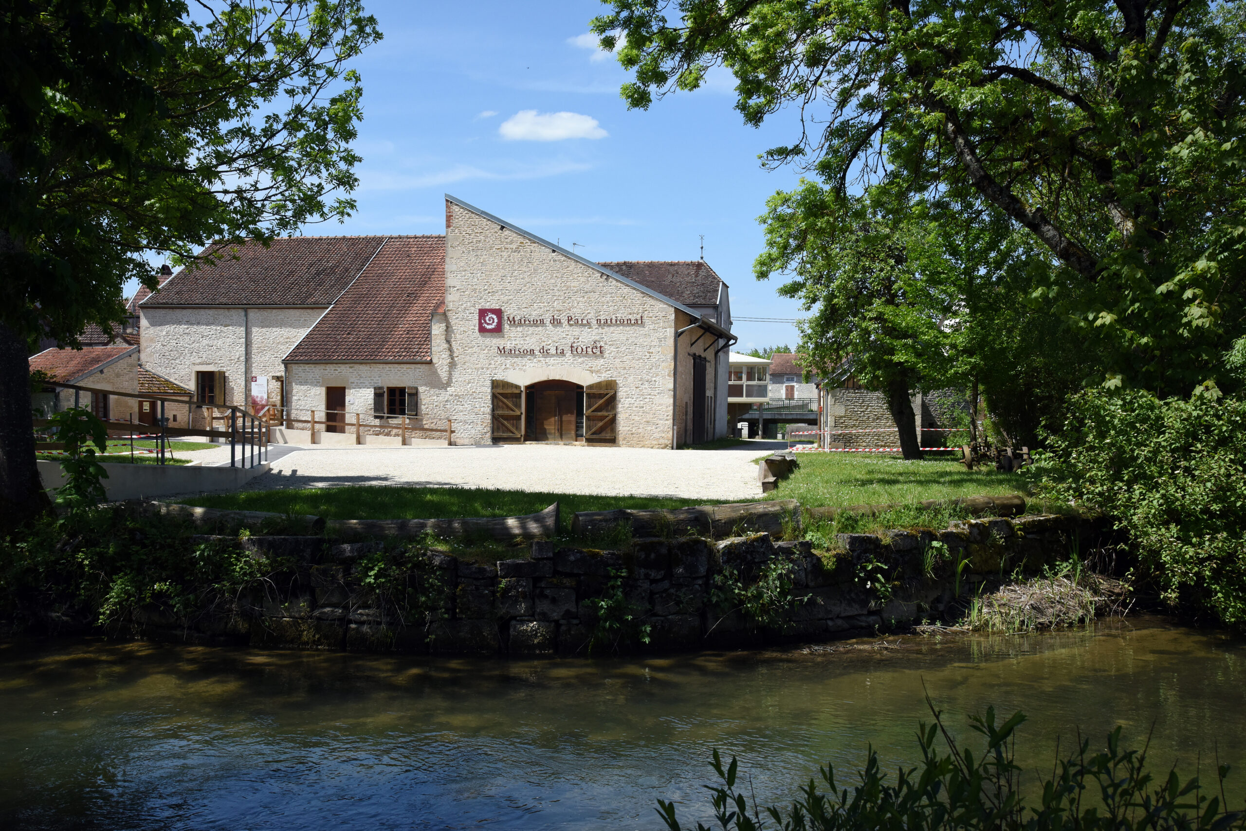  Une chasse aux truffes en Haute-Marne/www.aufildeslieux.fr/ Maison du Parc national et Maison de la Forêt à Leuglay © Rozenn KREBEL