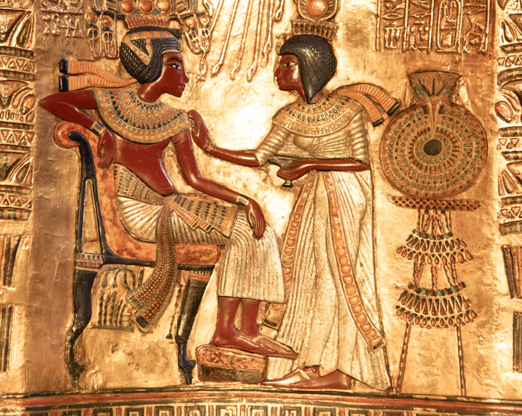 Toutânkhamon, l'expérience immersive pharaonique/www.aufildeslieux.fr/ Détail du trône en or de Toutânkhamon © DR