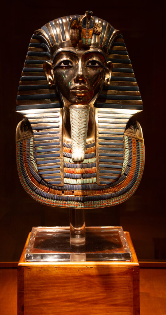  Toutânkhamon, l'expérience immersive pharaonique/www.aufildeslieux.fr/ Le masque funéraire en or de Toutânkhamon © DR
