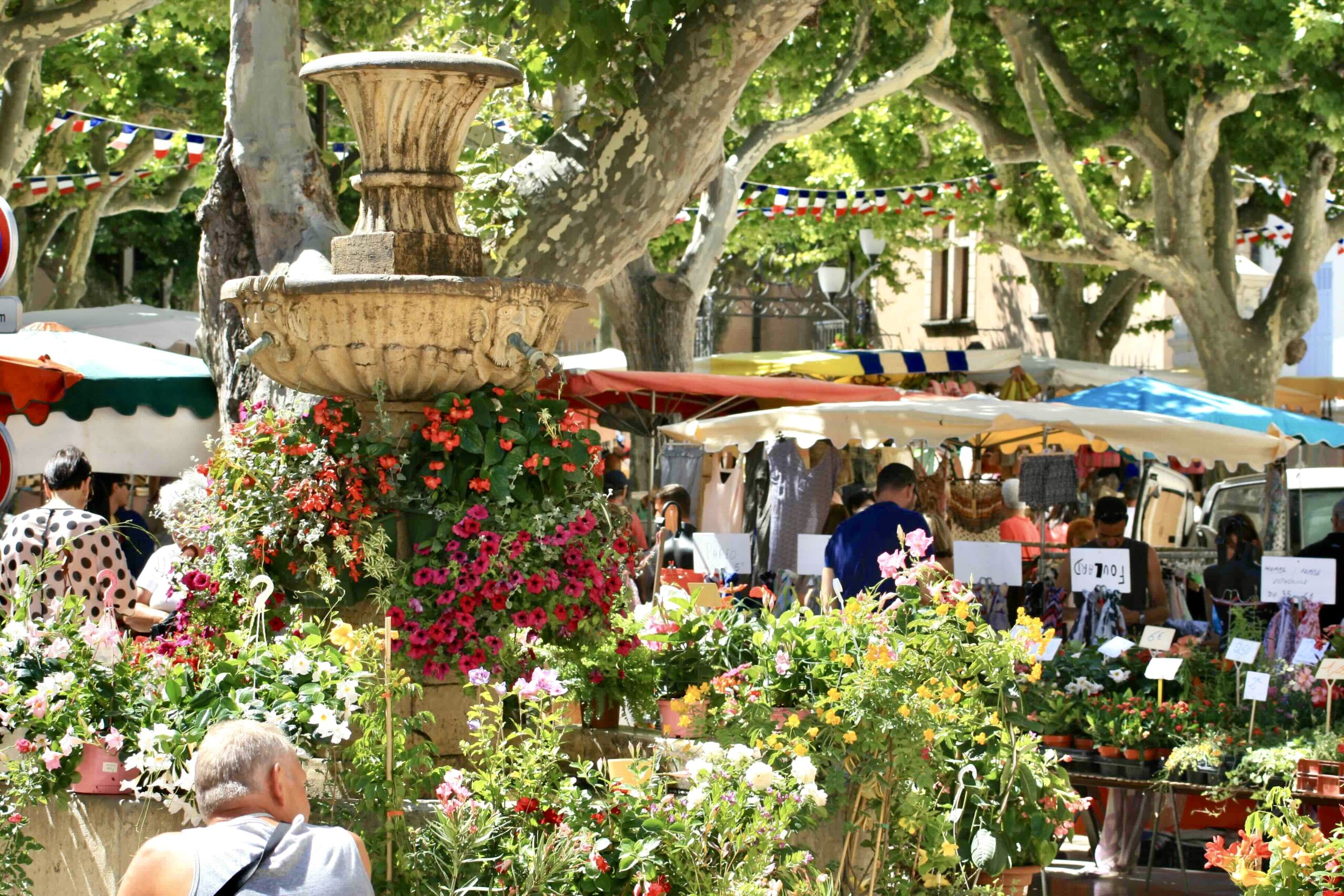  Cassis, charmant village au Pays des Calanques/www.aufildeslieux.fr/ Le marché provençal de Cassis © OT Cassis