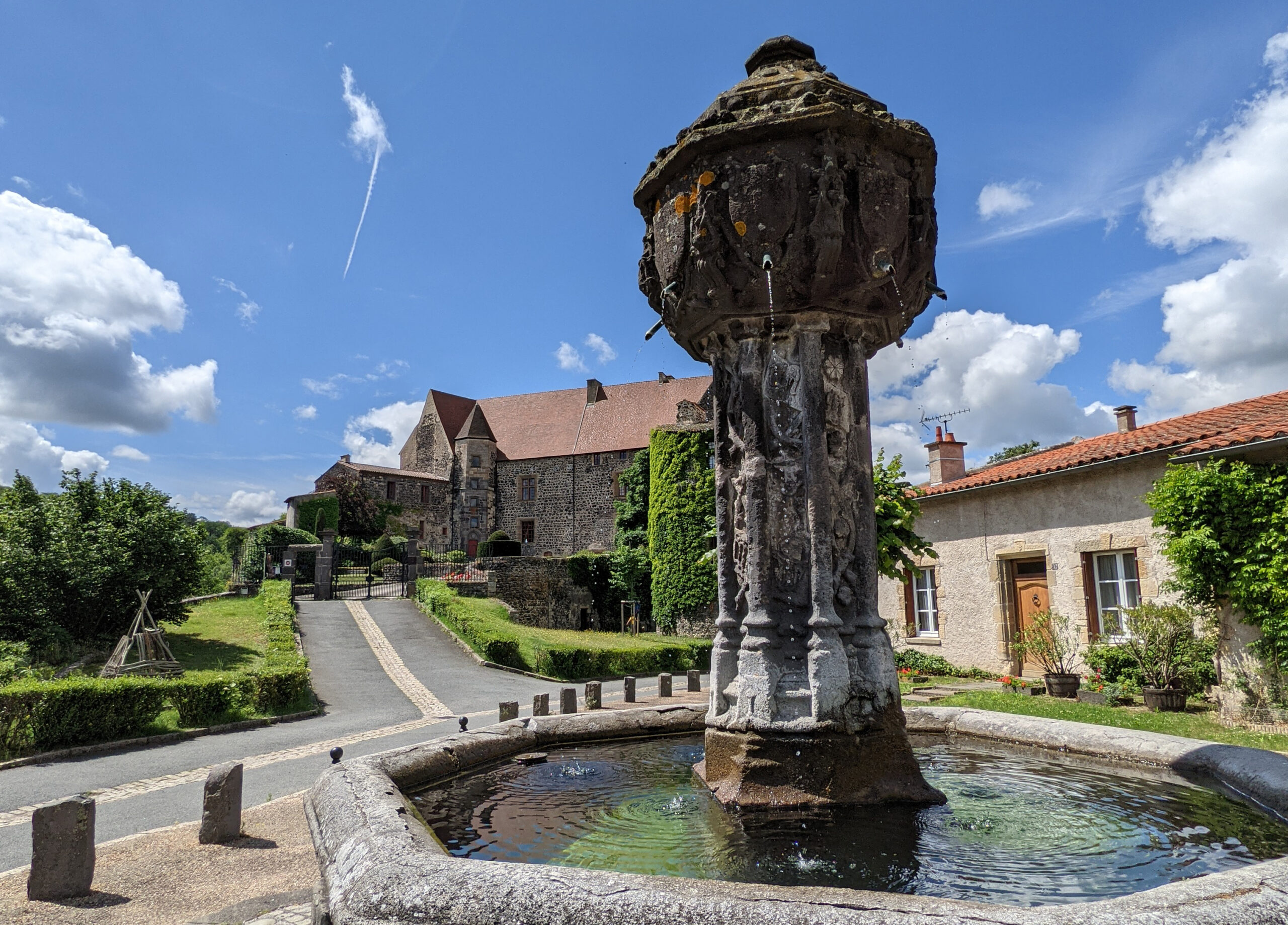  À la découverte du territoire de Mond’Arverne/aufildeslieux.fr/ Jolie fontaine Renaissance près du château de Saint Saturnin © Mond'Arverne Tourisme
