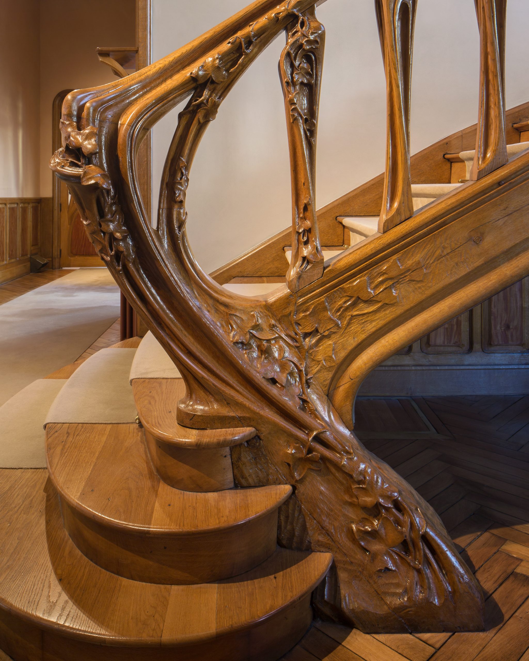 La Villa Majorelle, chef d’oeuvre de l’Art nouveau/aufildeslieux.fr/Rampe de l'escalier principal de Henri Sauvage©AAMEN_Nov 2020_Vestibule 