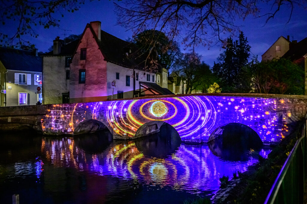 Chartres, la belle illuminée/www.aufildeslieux.fr/Pont des Minimes © Holymage