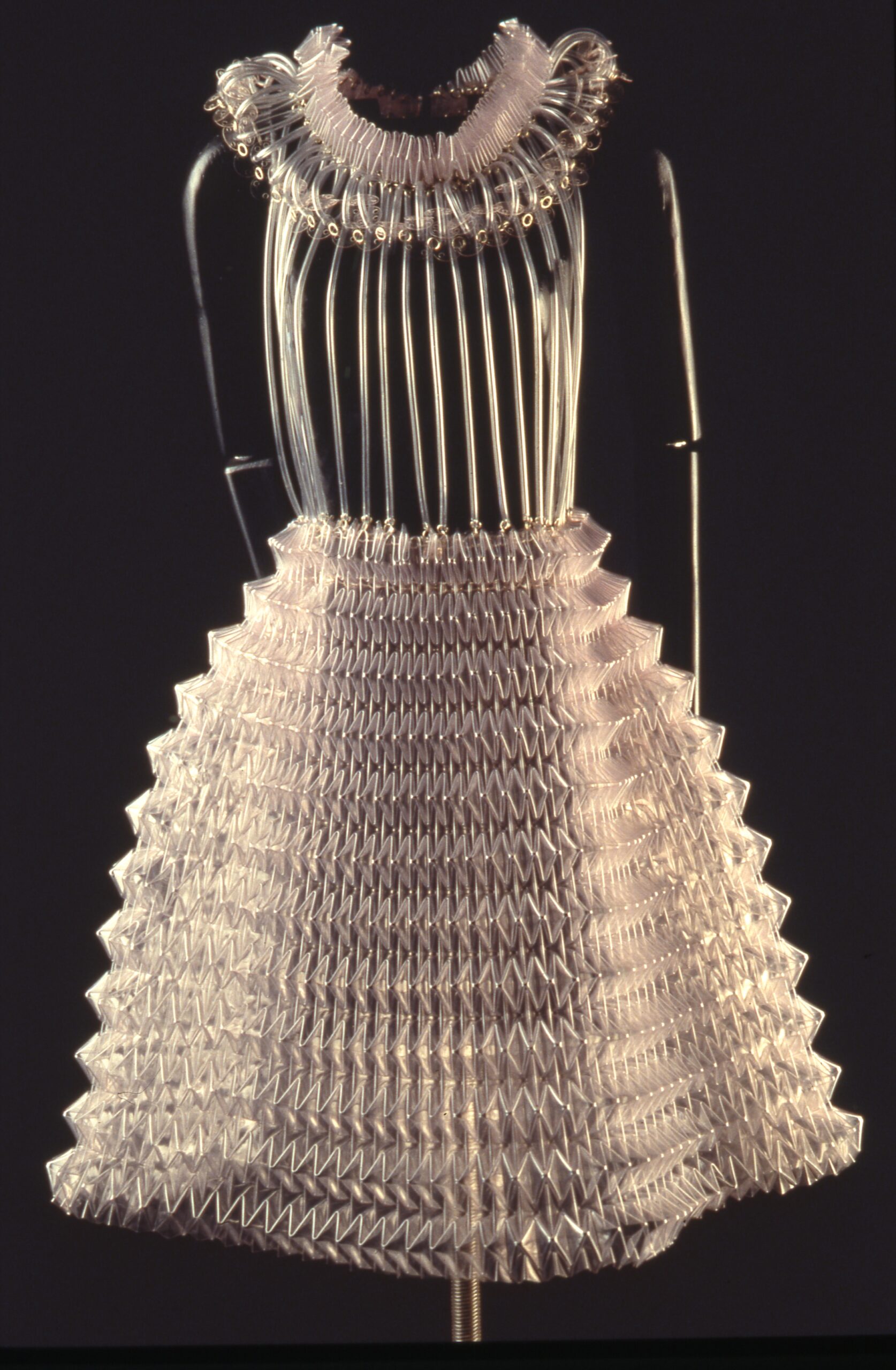  Le Musée du Peigne et de la Plasturgie d'Oyonnax/www.aufildeslieux.fr/ Robe en PVC plissé, pastilles d'acétate de cellulose et anneaux métalliques, Création Paco Rabanne Haute-couture printemps-été 1993 Photo © Musée du peigne et de la Plasturgie