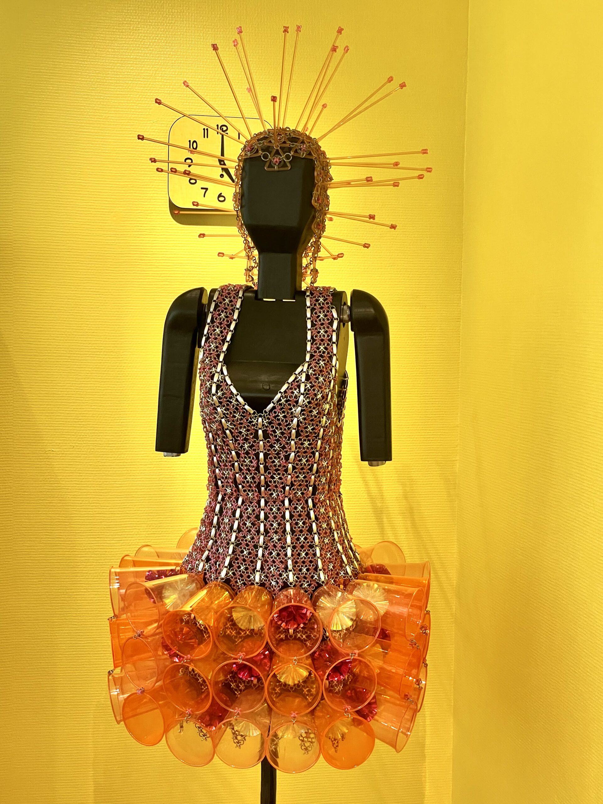  Le Musée du Peigne et de la Plasturgie d'Oyonnax/www.aufildeslieux.fr/ Robe ornée de gobelets en plastique Paco Rabanne-Collection Auitomne-Hiver 1995-Photo © K.HIBBS