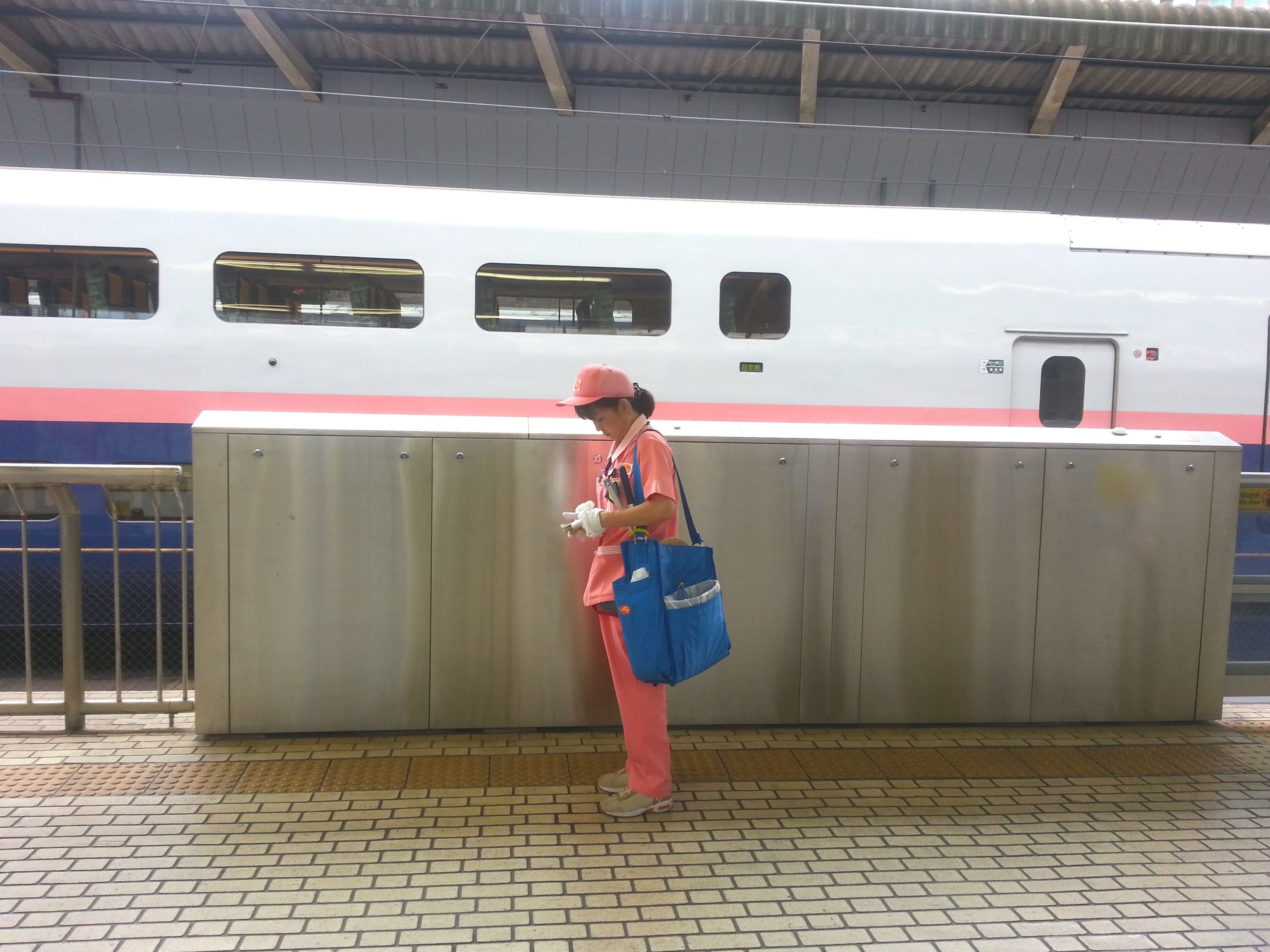 Japon contradictions/aufildeslieux.fr/ Shinkansen cleaning woman à la gare de Tokyo©Katherine HIBBS