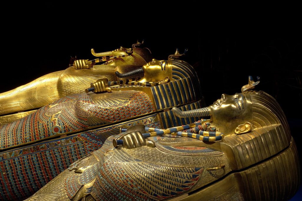 Toutânkhamon, l'expérience immersive pharaonique/www.aufildeslieux.fr/ Les 3 sarcophages s'imbriquant de Toutânkhamon © DR 