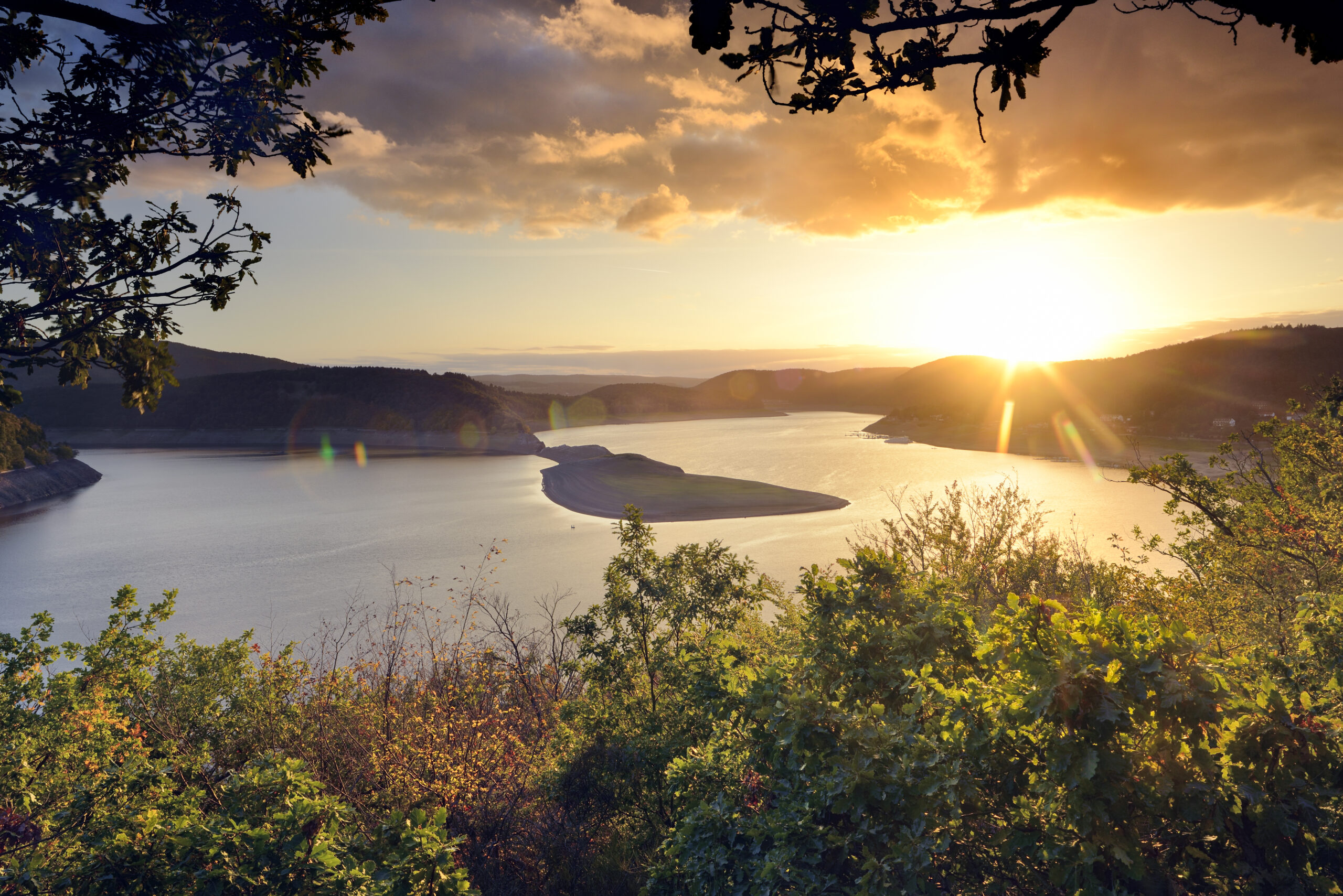 Le parc national de Kellerwald-Edersee/www.aufildeslieux.fr/Parc national Kellerwald-Edersee, Hessen, Allemagne - Vue vers la rivière Eder et le lac Edersee depuis une colline surélevée -Photo ©Francesco Carovillano