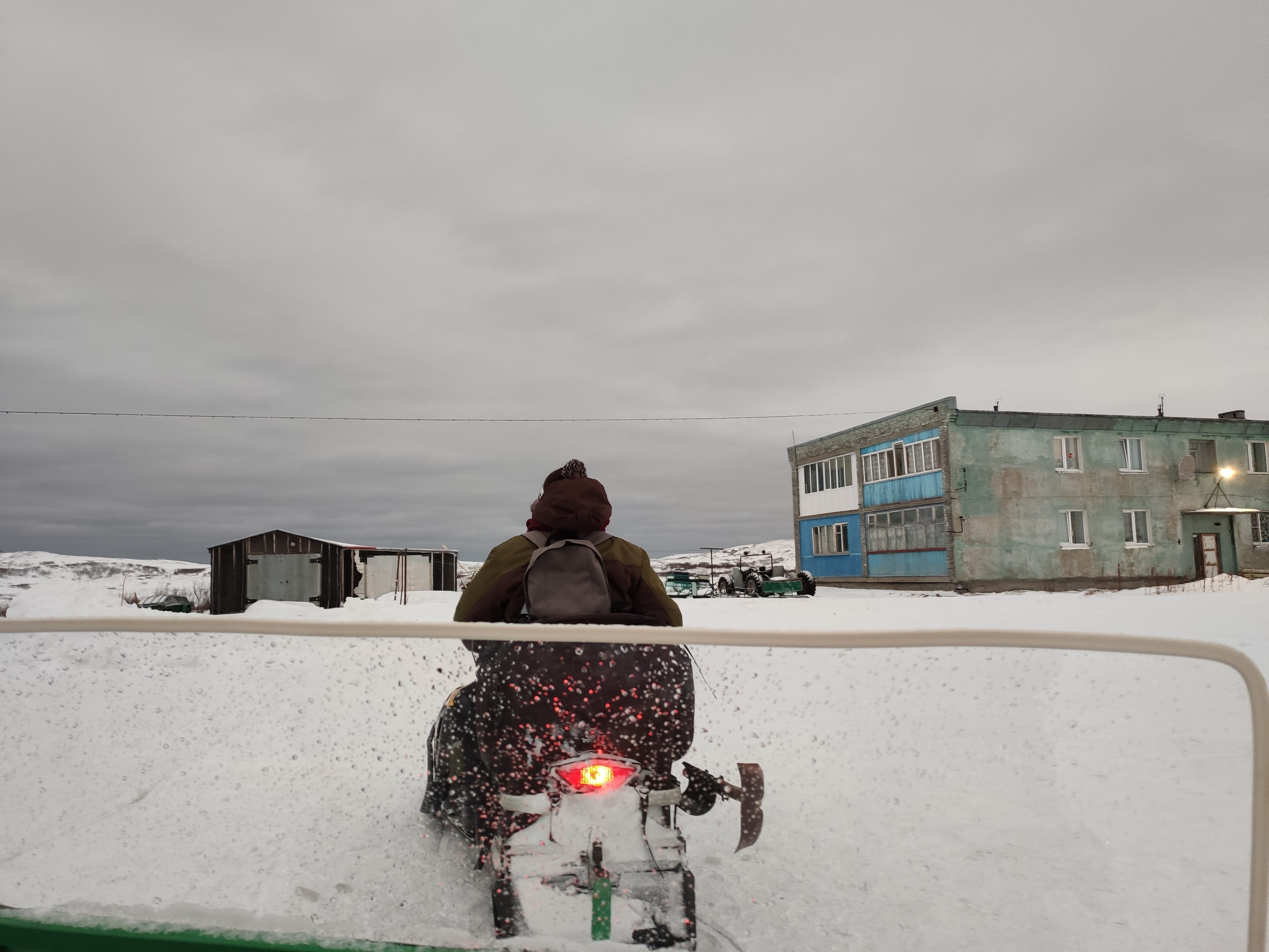  Mourmansk, porte de l'Arctique/ aufildeslieux.fr/ Arrivée en moto neige à Teriberka© K.Hibbs