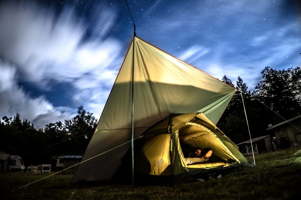 Les Flowers Campings du Guide du Routard/www.aufildeslieux.fr/Sous la tente et les étoiles-Photo© Pixabay