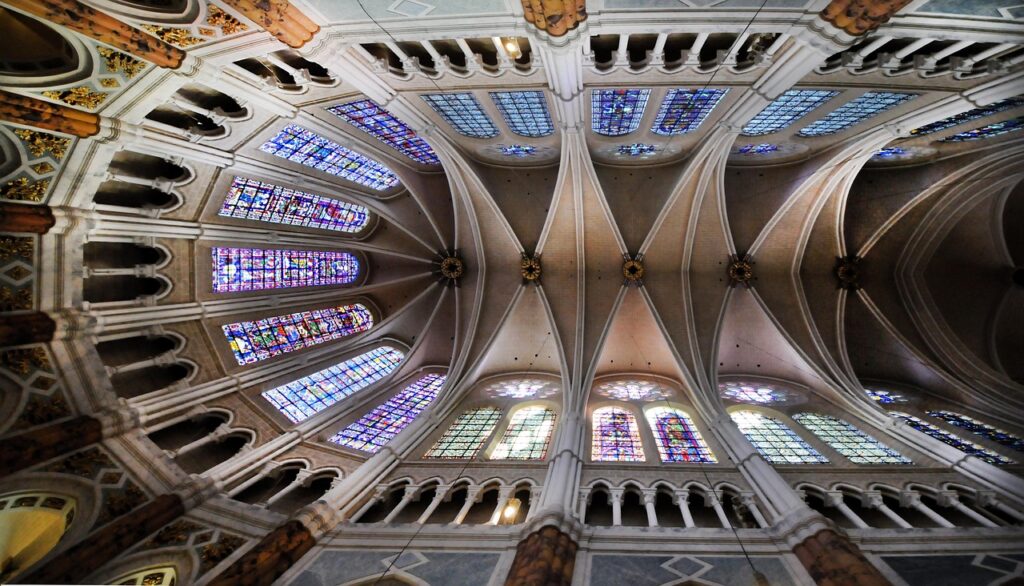 Chartres, la belle illuminée/www.aufildeslieux.fr/Contreplongée sur la nef de la cathédrale © Pixabay