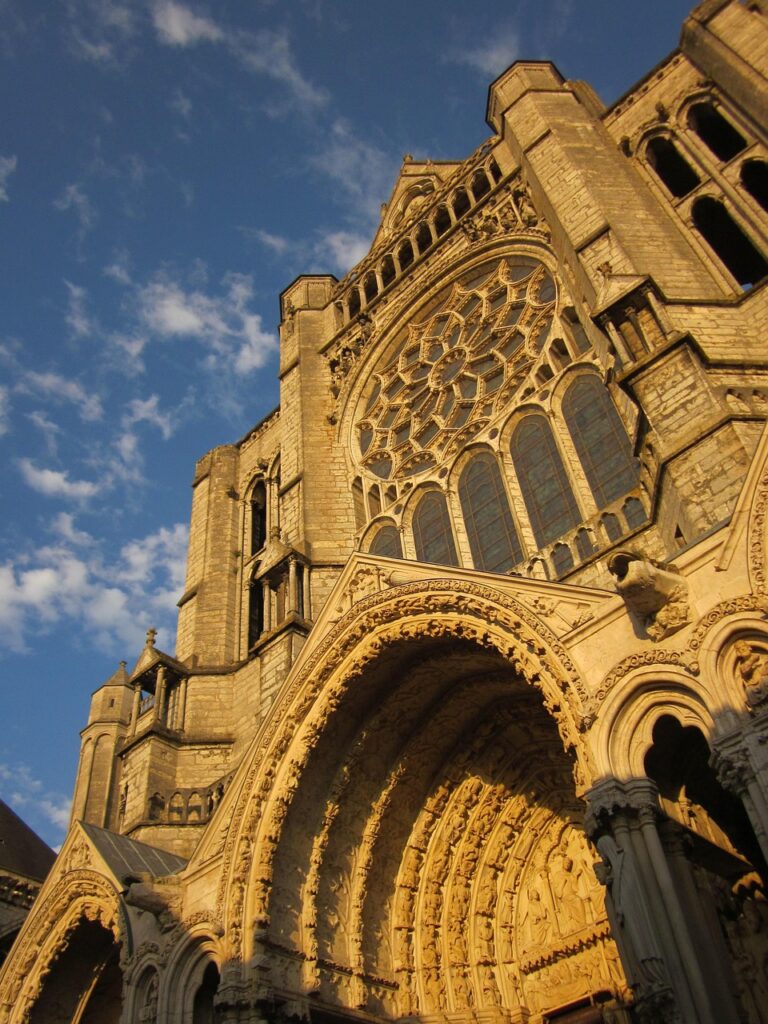 Chartres, la belle illuminée/www.aufildeslieux.fr/Cathédrale de Chartres©Guy Dugas-Pixabay