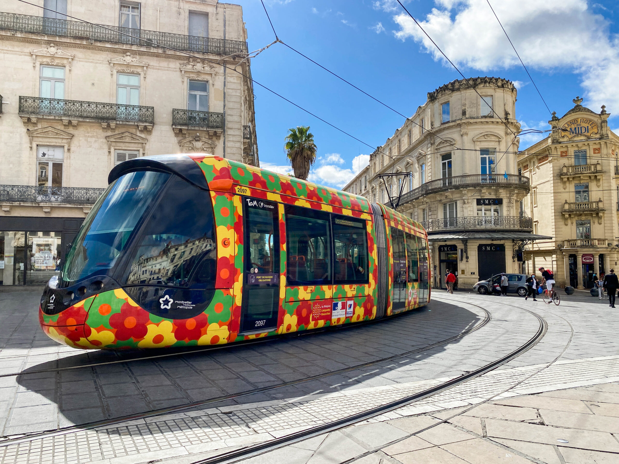  Montpellier, la belle languedocienne-www.aufildeslieux.fr-Le tramway décoré par Elisabeth Garouste et Mattia Bonetti © OT Montpellier