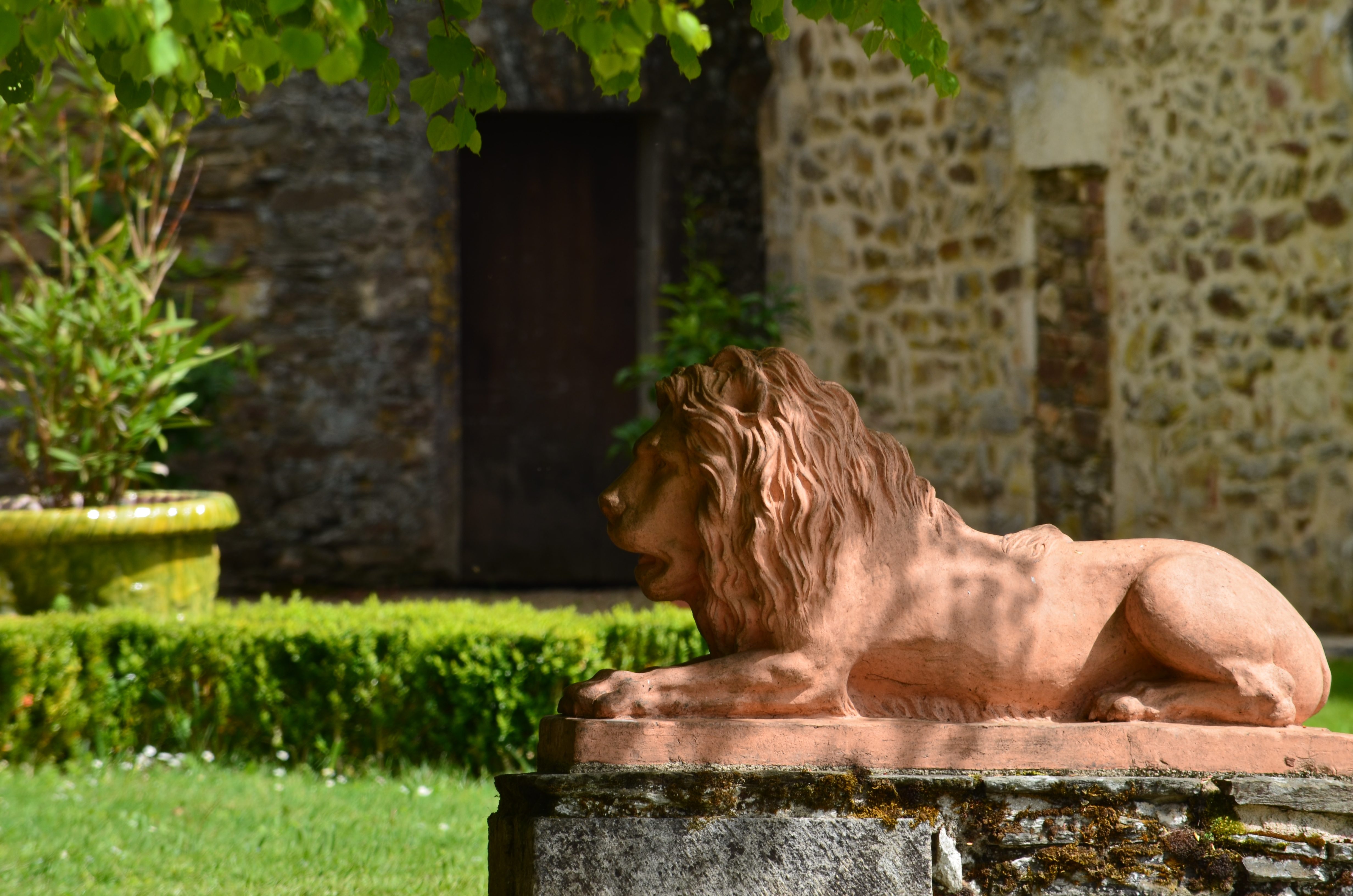 lion jardin Bourdeilles