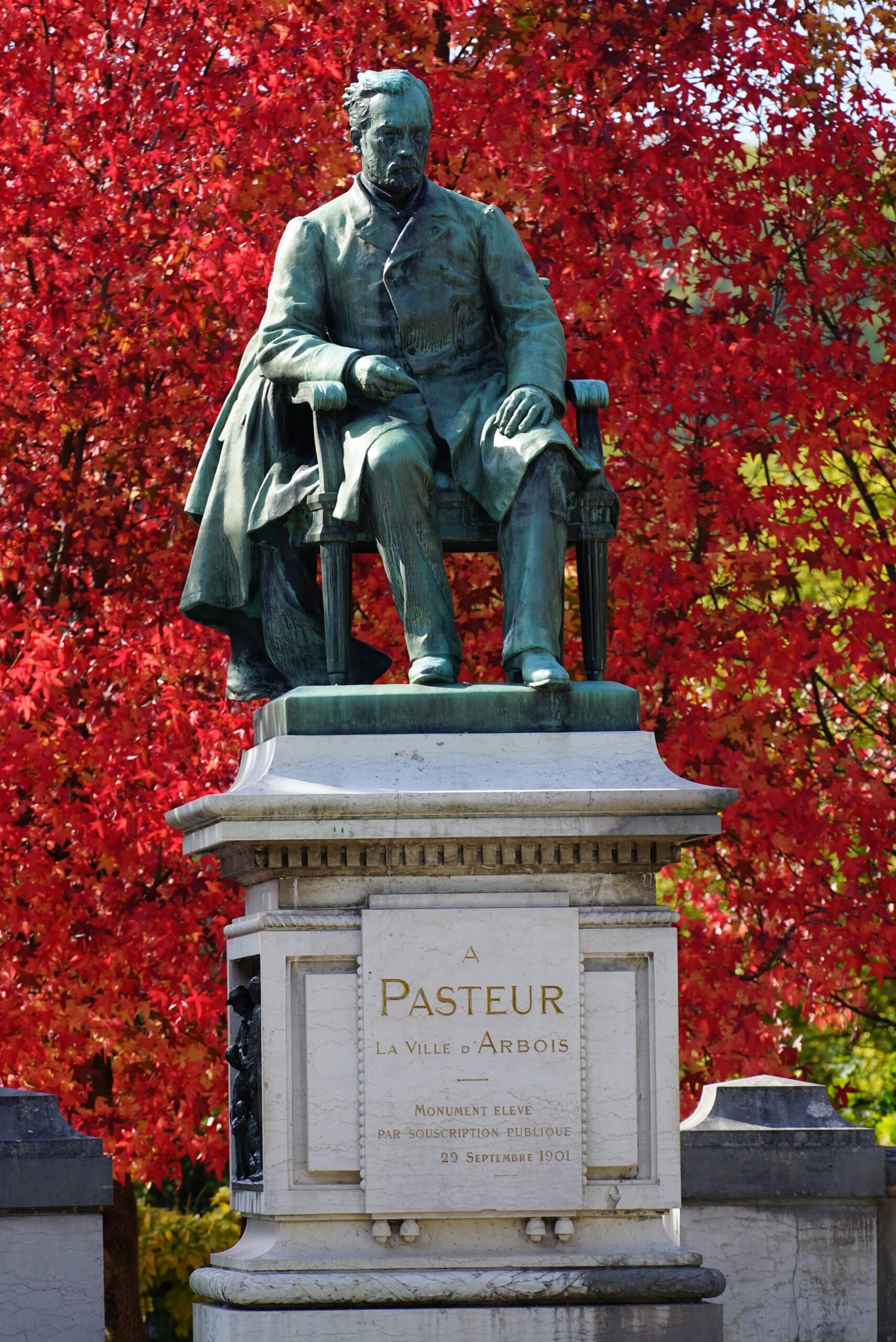 Arbois, dans les pas de Louis Pasteur/www.aufildeslieux.fr/Monument à Pasteur du sculpteur Horace Daillion- Photo © P. Bruniaux