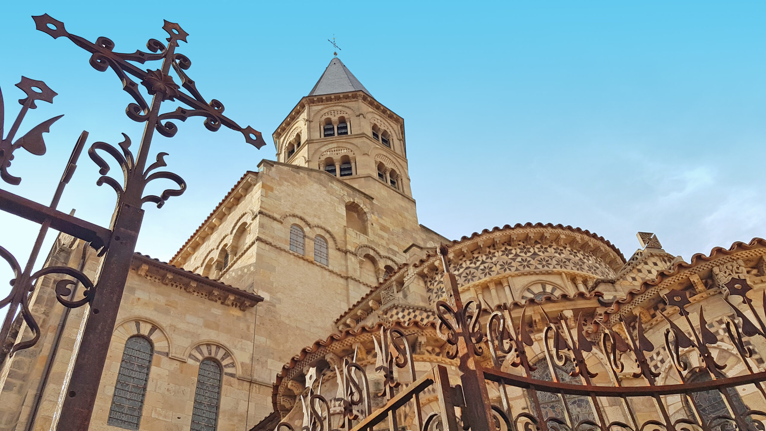 Clermont-Ferrand, entre volcans et patrimoine historique-www.aufildeslieux.fr/ Notre Dame du Port © Clermont Auvergne Tourisme 