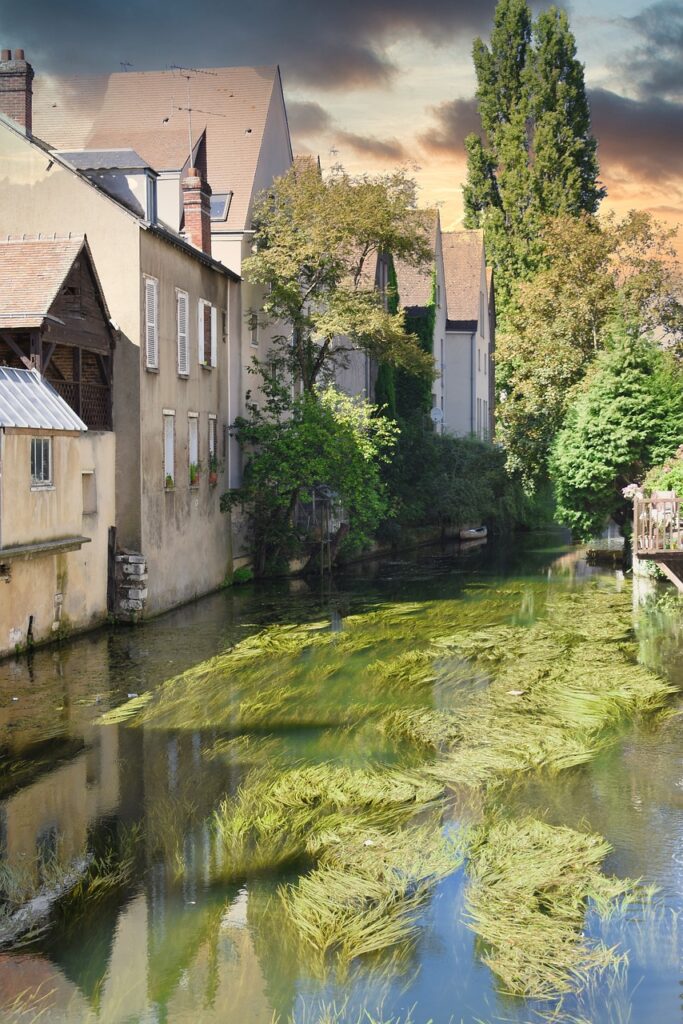 Chartres, la belle illuminée/www.aufildeslieux.fr/Paysage bucolique ©Denis Doukhan-Pixabay