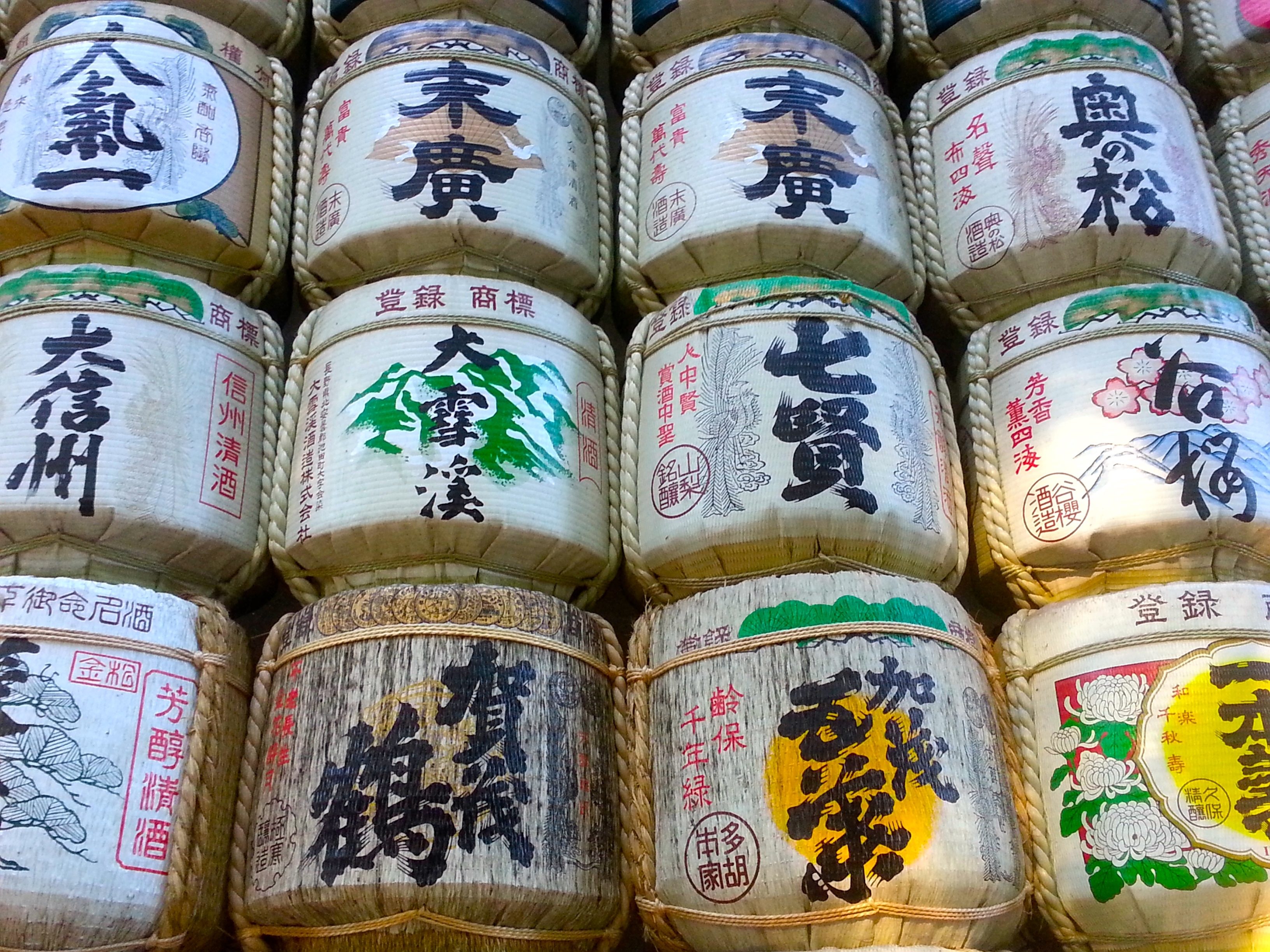 Japon contradictions/aufildeslieux.fr/ barils de saké au Parc Yoyogi-Koen à Tokyo©Katherine HIBBS