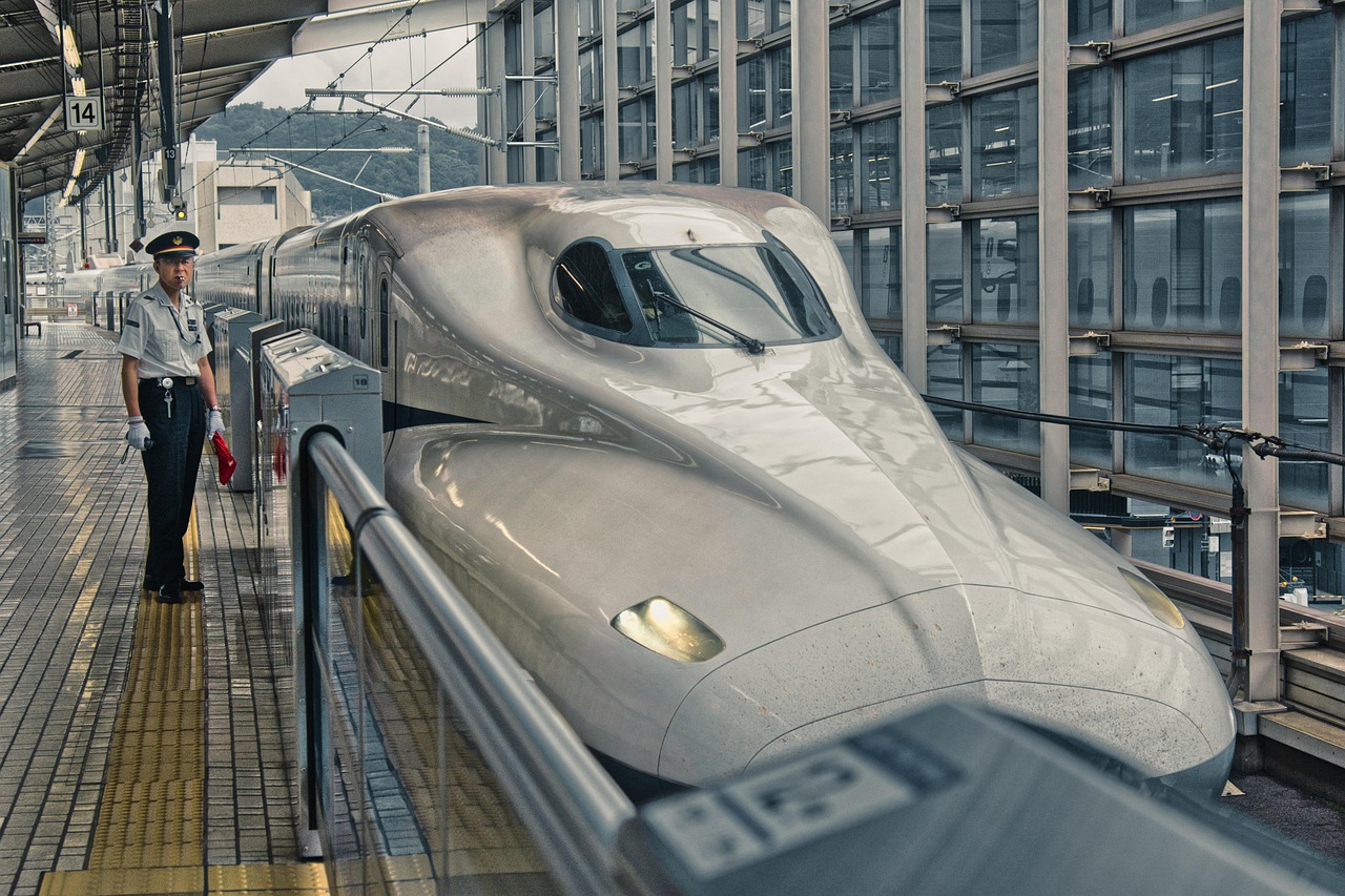 En Train en Asie, 22 itinéraires sur les rails/www.aufildeslieux.fr/ Shinkansen -Bullet train-Japon © Pixabay