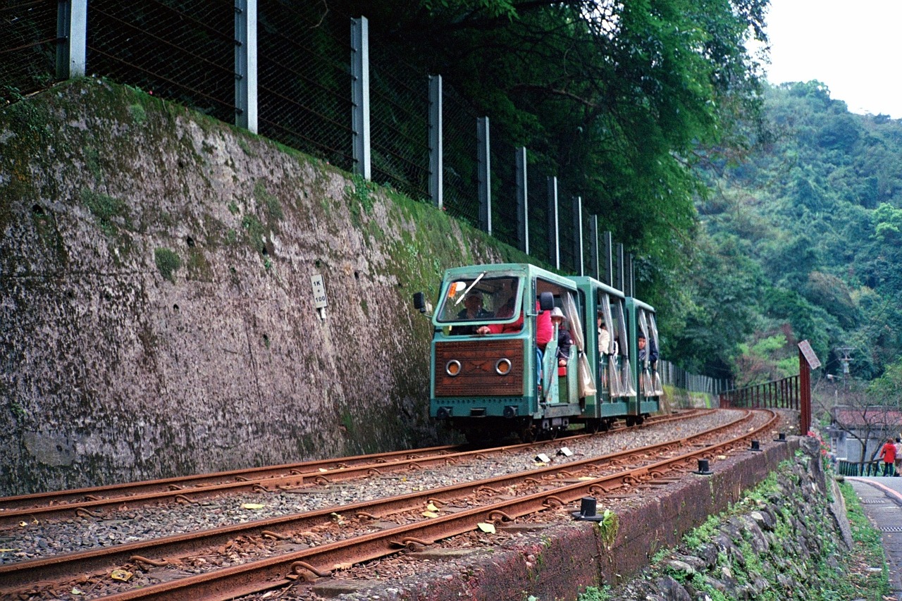 En Train en Asie, 22 itinéraires sur les rails/www.aufildeslieux.fr/Train côtier à Taïwan © Pixabay