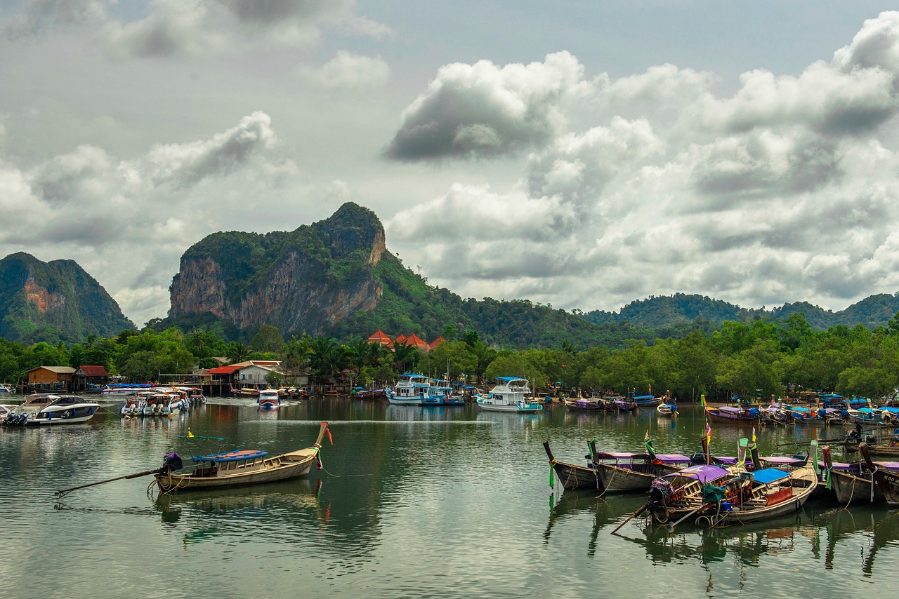 En Train en Asie, 22 itinéraires sur les rails/www.aufildeslieux.fr/ Vue maritime en Thaïlande © Ryasnyansky/Pixabay