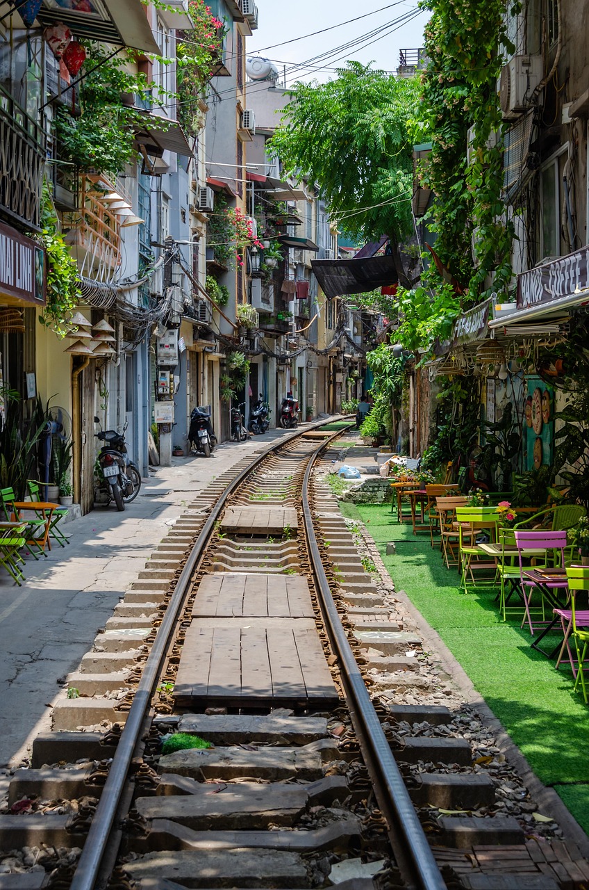 En Train en Asie, 22 itinéraires sur les rails/www.aufildeslieux.fr/ Rue du train à Hanoï © Pixabay